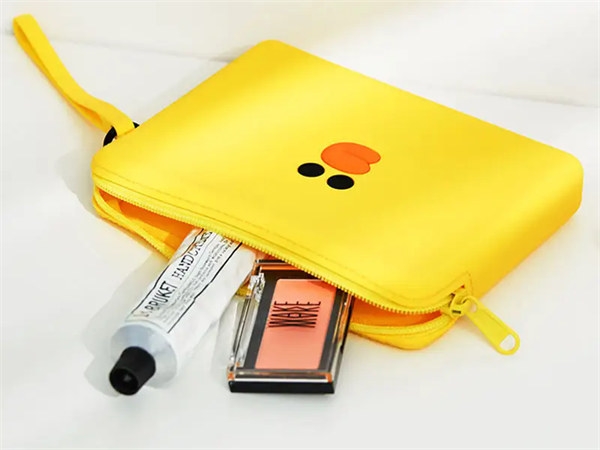 What are the advantages and disadvantages of silicone makeup bags?