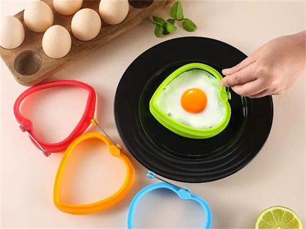 Should we choose silicone or stainless steel for the frying egg mold?