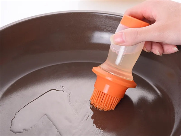Silicone oil brush, a cooking tool for people!